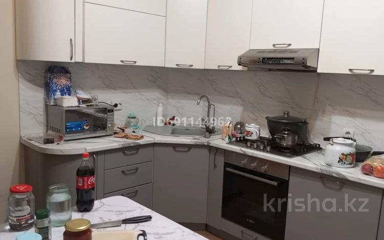 3-комнатная квартира, 65 м², 2/9 этаж, мкр Аксай-4 — Саина Улугбека