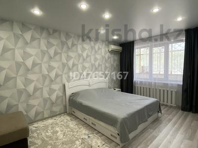 1-комнатная квартира, 35 м², 2/9 этаж посуточно, Камзина за 10 000 〒 в Павлодаре