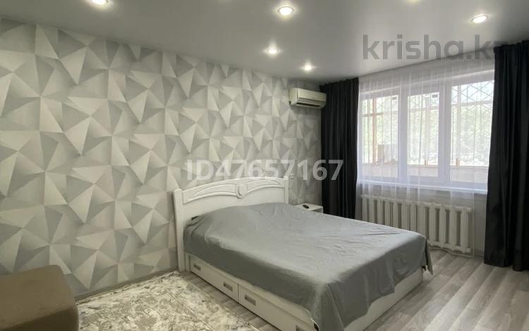 1-комнатная квартира, 35 м², 2/9 этаж посуточно, Камзина за 10 000 〒 в Павлодаре — фото 38