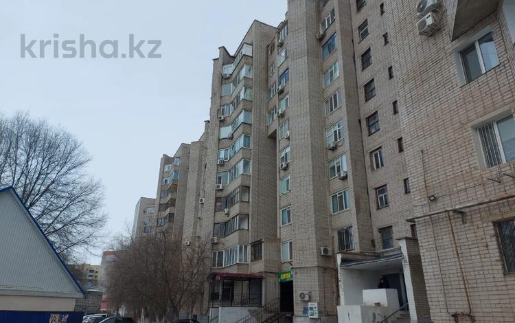 4-комнатная квартира, 117.4 м², 8/10 этаж, мкр 5, проспект Алии Молдагуловой за 29.9 млн 〒 в Актобе, мкр 5 — фото 4