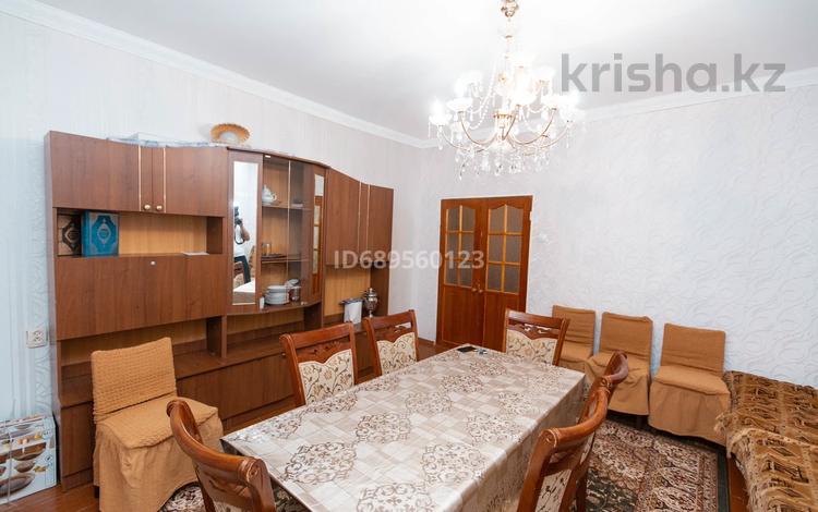 4-комнатная квартира, 85 м², 1/5 этаж, Асылбекова за 32 млн 〒 в Жезказгане — фото 2