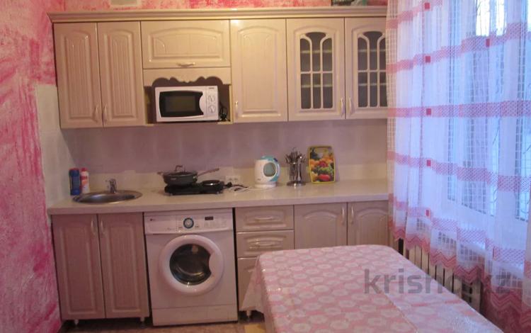 1-бөлмелі пәтер · 33 м² · 1/5 қабат, Aуэзова 33, бағасы: 9 000 ₸ в Семее — фото 3