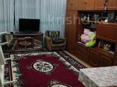 3-комнатная квартира · 64 м² · 4/4 этаж, 7-микрорайон Мирзо Бобур 17 — Возле школы 10 за ~ 18.8 млн 〒 в Зарафшан