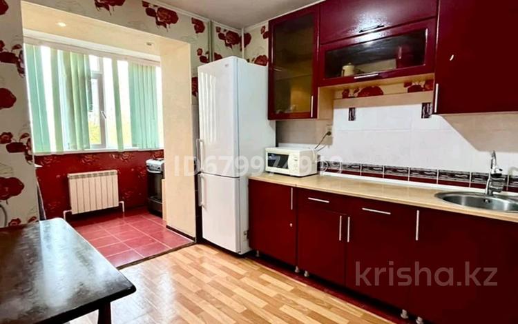 2-комнатная квартира, 45 м², 2/6 этаж посуточно, мкр 12 37 за 12 000 〒 в Актобе, мкр 12 — фото 2