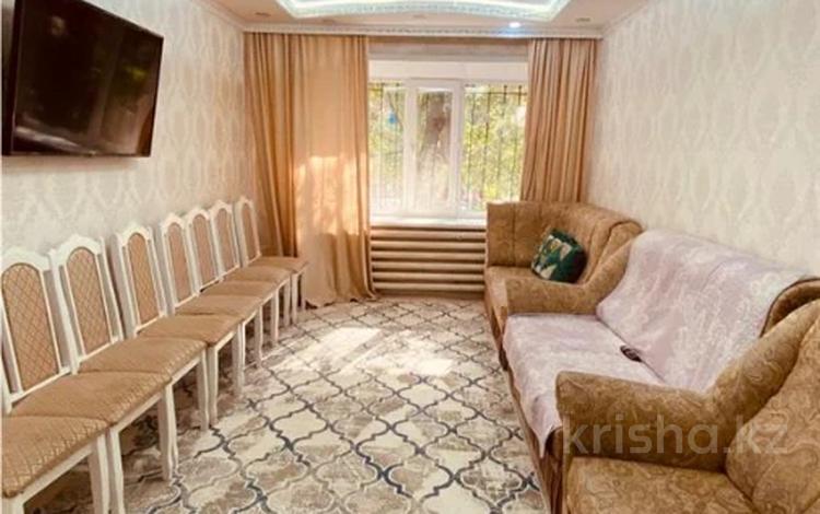 3-комнатная квартира · 58 м² · 1/5 этаж, Майкудук, 13й микрорайон за 12.5 млн ₸ в Караганде, Алихана Бокейханова р-н — фото 2