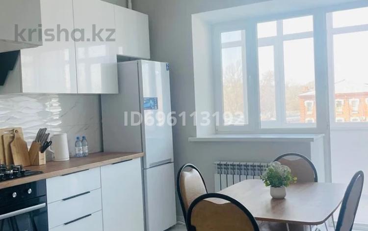 2-бөлмелі пәтер · 85 м² · 3/6 қабат, Скоробогатова — ТЦ Галактика, бағасы: 250 000 ₸ в Уральске — фото 2