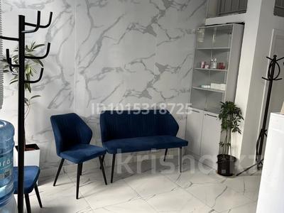 Салоны красоты, медцентры и аптеки, кабинеты и рабочие места, студии · 12 м² за 130 000 ₸ в Астане, Нура р-н