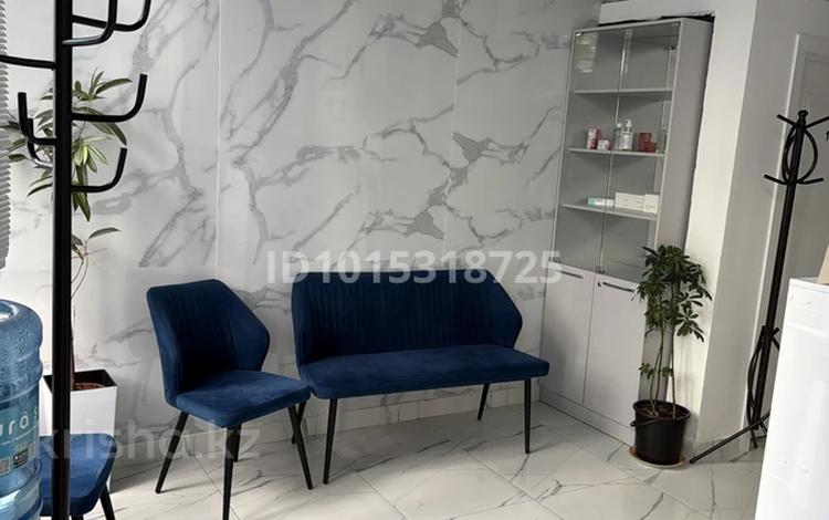 Салоны красоты, медцентры и аптеки, кабинеты и рабочие места, студии · 12 м² за 130 000 ₸ в Астане, Нура р-н — фото 2