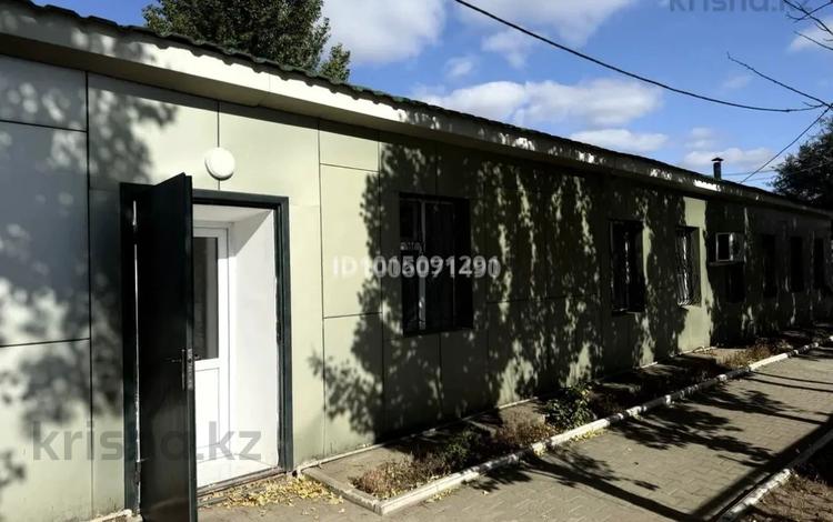 Офисы, образование, кабинеты и рабочие места · 242 м² за 350 000 ₸ в Актобе, мкр. Курмыш — фото 2