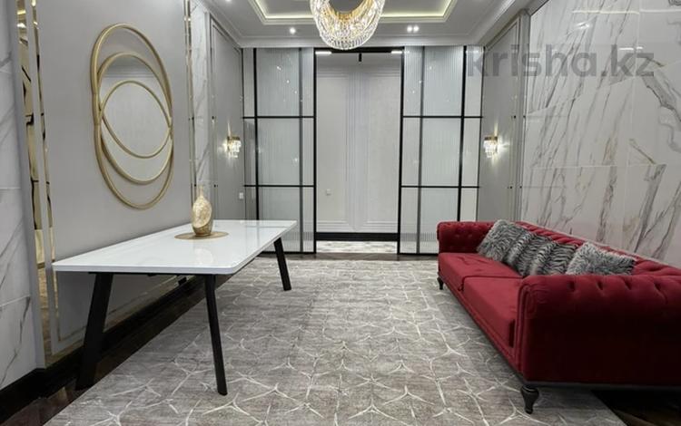 5-комнатная квартира · 230 м² · 1/9 этаж, мкр Юго-Восток, проспект Шахтеров 31/4 за 165 млн ₸ в Караганде, Казыбек би р-н — фото 2