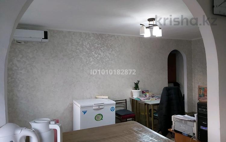 3-комнатная квартира · 60 м² · 4/5 этаж, мкр Юго-Восток, Мкр Юго-Восток, 30й микрорайон 21 за 19.5 млн 〒 в Караганде, Казыбек би р-н — фото 2