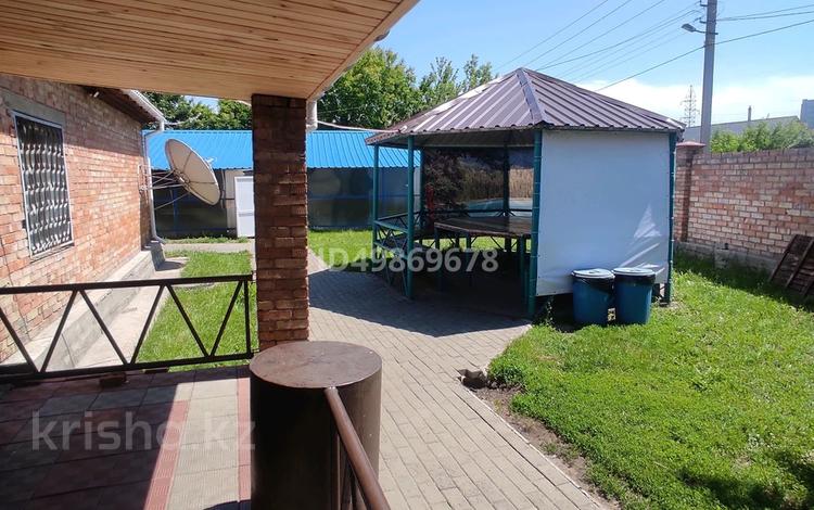 Дом · 2 комнаты · 100 м², Евгения Брусиловского 22 — Район первой городской больницы за 55 000 〒 в Усть-Каменогорске — фото 41