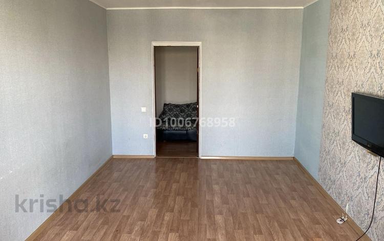 1-комнатная квартира · 56.8 м² · 5/5 этаж, мкр Строитель 16/2 — Школа No.5 за 18 млн 〒 в Уральске — фото 2