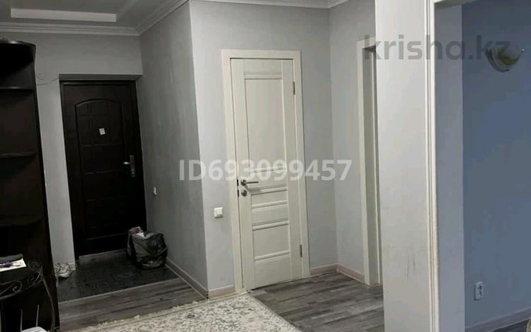 2-комнатная квартира, 72 м², 1 этаж посуточно, Молдагуловой за 13 000 〒 в Уральске — фото 2