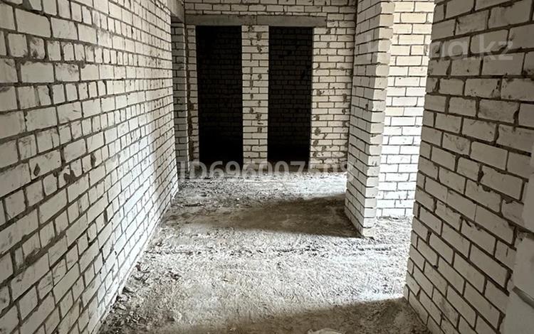2-бөлмелі пәтер · 71.9 м² · 1/5 қабат, Айталиева 1/1, бағасы: 26 млн ₸ в Уральске — фото 2
