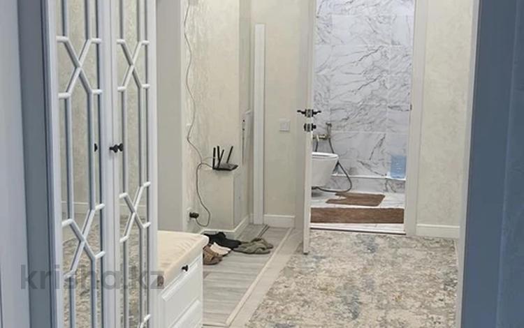 2-бөлмелі пәтер · 70 м² · 4/10 қабат, Громова 16, бағасы: 300 000 ₸ в Уральске — фото 2