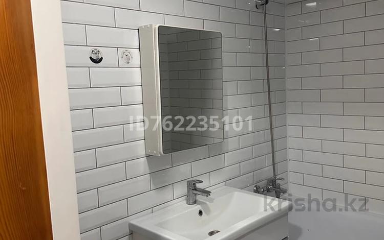 3-комнатная квартира · 54.2 м² · 2/4 этаж, Конституции Казахстана 30 — Халык Банк, БанкЦентркредит, городской акимат за 21.7 млн 〒 в Петропавловске — фото 2