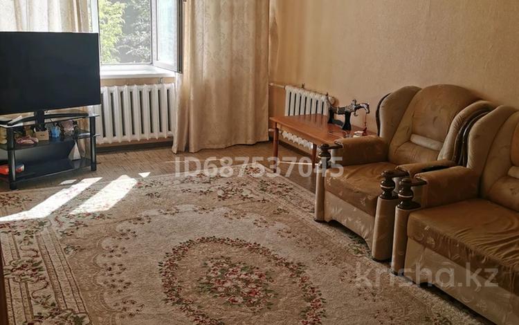 3-комнатная квартира, 70 м², 3/5 этаж, мкр 8 70-1 — 101-гришина за 21 млн 〒 в Актобе, мкр 8 — фото 2