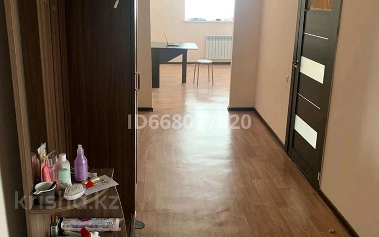 2-бөлмелі пәтер, 65 м², 2/3 қабат ай сайын, улица Самар, бағасы: 120 000 〒 в Уральске — фото 2