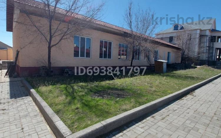 Свободное назначение, офисы, магазины и бутики, склады, общепит, салоны красоты, бани, гостиницы и зоны отдыха, фитнес и спорт, медцентры и аптеки, образование, развлечения, конференц-залы, кабинеты и рабочие места, студии · 487.2 м² за 600 000 〒 в Конаеве — фото 3