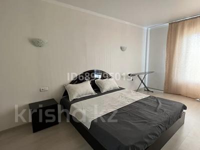 Аренда квартир посуточно в Алматы: 2-комнатная квартира · 80 м² · 3/12 этаж, Райымбека 522/1 — Толе Би Момышулы за 18 000 〒 2-комнатная квартира · 80 м² · 3/12 этаж, Райымбека 522/1 — Толе Би Момышулы за 18 000 〒 в Алматы, Ауэзовский р-н
