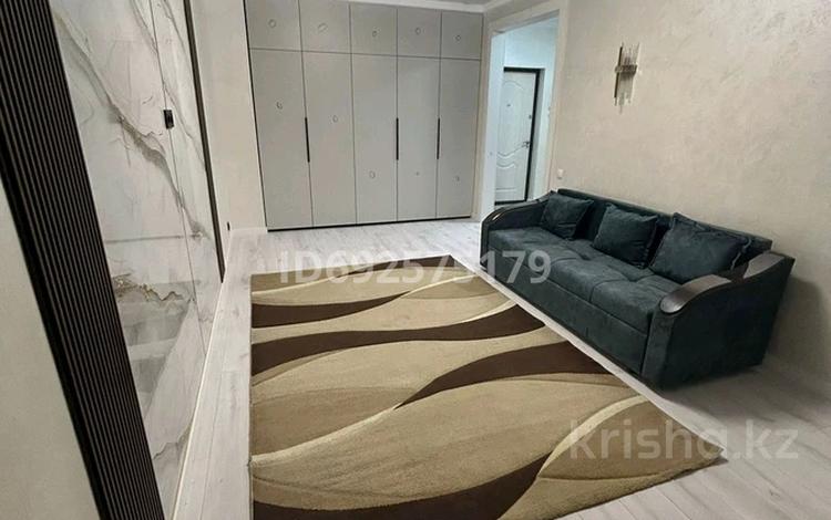 1-комнатная квартира, 43 м², 2/12 этаж помесячно, Сатпаева 90 — Туркебаева