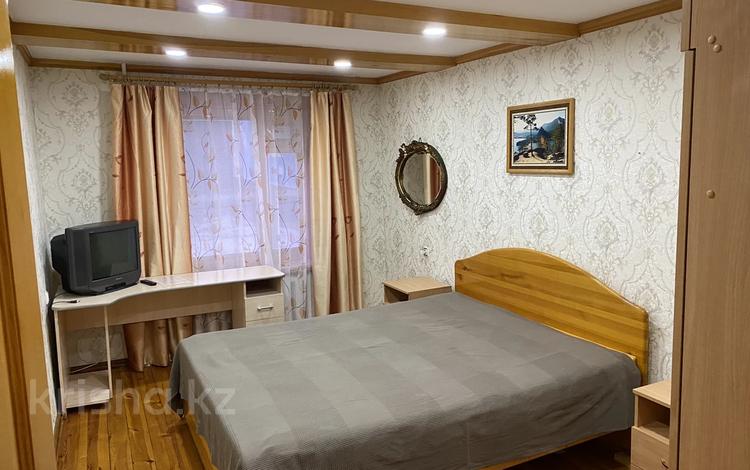 2-комнатная квартира, 68 м², 1/5 этаж посуточно, Ауэзова за 11 000 〒 в Щучинске — фото 2