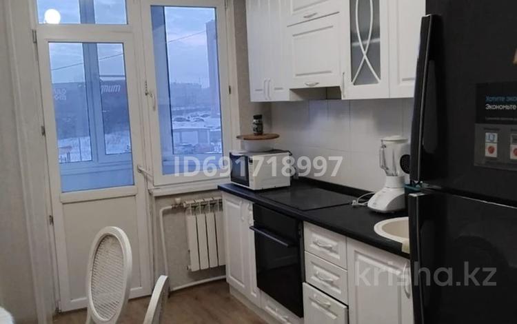 2-комнатная квартира, 65 м², 2/9 этаж помесячно, Жибек Жолы 3 за 170 000 〒 в Усть-Каменогорске — фото 2