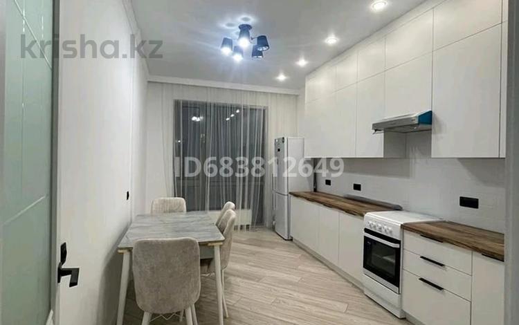 2-комнатная квартира, 77 м², 7/12 этаж помесячно, Мухамедханова — 306 за 350 000 〒 в Астане, Есильский р-н — фото 4