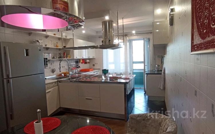 5-комнатная квартира · 160 м² · 7/9 этаж, Достык 12 за 850 000 ₸ в Алматы, Медеуский р-н — фото 2