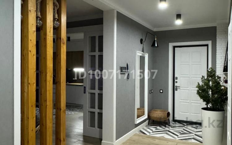 4-комнатная квартира · 130 м² · 3/9 этаж, Кердери 120 за 63 млн 〒 в Уральске, мкр Школьник — фото 2