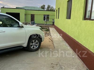 Отдельный дом · 8 комнат · 270 м² · 10 сот., Нұр-Құсайынов 196 — Қанатбаев мектебінің қасы .Арай-2 магазины бар за 32 млн 〒 в Доссор
