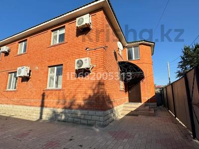 Жеке үй • 7 бөлмелер • 250 м² • 10 сот., Кирпичный жм 1 — 18 школа, бағасы: 65 млн 〒 в Актобе, жилой массив Кирпичный