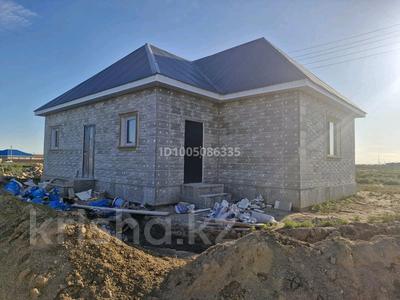 Отдельный дом · 3 комнаты · 100 м² · 8 сот., 15 55 — В доль дороги за 17 млн ₸ в Еркинкале