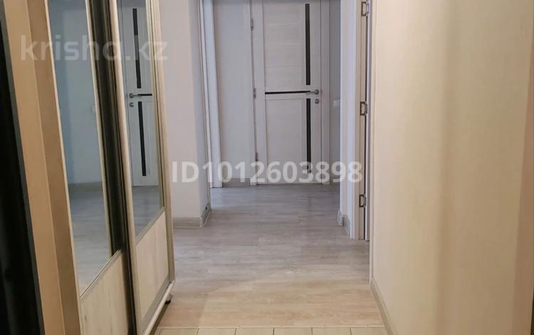 3-комнатная квартира · 70 м² · 2/9 этаж, 4 микрорайон 8 за 27 млн ₸ в Аксае — фото 2