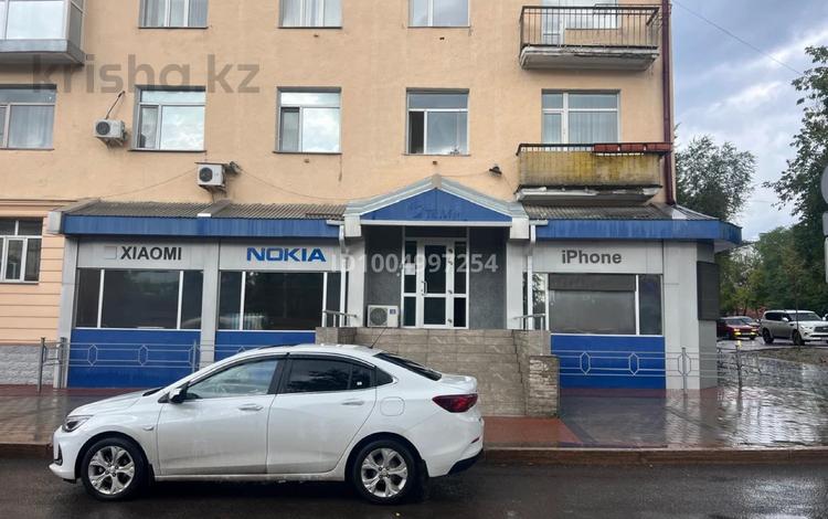 Свободное назначение, офисы, магазины и бутики, склады, салоны красоты, медцентры и аптеки, образование, развлечения · 100 м² за 115 млн 〒 в Караганде, Казыбек би р-н — фото 2