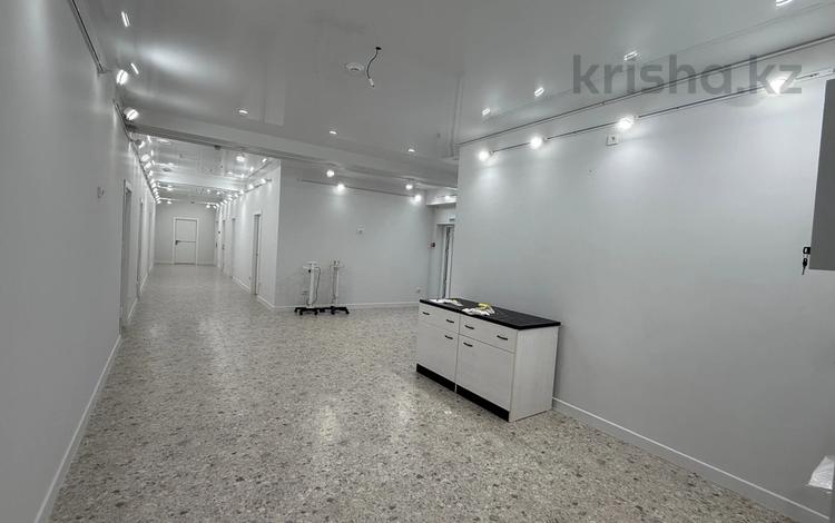 Свободное назначение, офисы, магазины и бутики, склады, салоны красоты, фитнес и спорт, медцентры и аптеки, образование, конференц-залы, кабинеты и рабочие места, студии · 260 м² за ~ 1.4 млн 〒 в Алматы, Бостандыкский р-н — фото 4