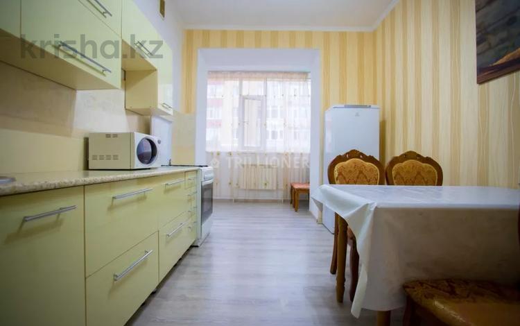 2-комнатная квартира, 70 м², 2/9 этаж посуточно, Сатпаева 34 за 12 000 〒 в Атырау — фото 4