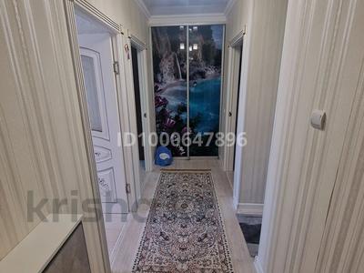 3-комнатная квартира · 70 м² · 5/5 этаж, 27-й мкр 33 — Рядом Тц БАЙТЕРЕК, Напротив Рауан ресторан, вдоль дороги,пересичение с новом мкр.16,19мкр за 17.3 млн 〒 в Актау