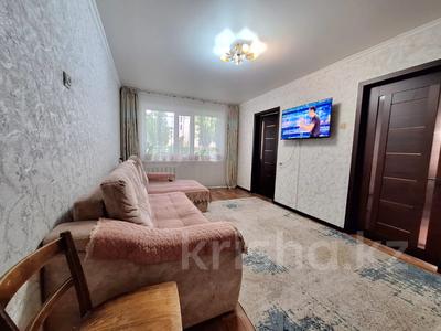 4-комнатная квартира · 60 м² · 1/5 этаж, Майкудук, 17й микрорайон за 16 млн ₸ в Караганде, Алихана Бокейханова р-н