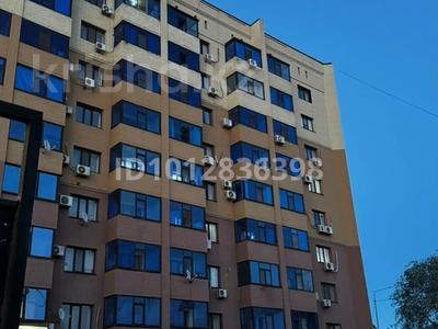 2-комнатная квартира · 71 м² · 9 этаж, мкр 5, Ж.Тлепбергенова 80 — Сдается уютная и просторная двухкомнатная квартира с мебелью и всей необходимой бытовой техникой для комфортного проживания. Квартира чистая, светлая, с удобной планировкой. Имеются мебель в комнатах и на кухне, холодильник, стиральная машина, плита. Удобное расположение: рядом магазины, остановки общественного транспорта, школы, детские сады и другие объекты инфраструктуры. Квартира готова к заселению. Рассмотрим аккуратных и платежеспособных жильцов. По всем вопросам звоните или пишите. за 230 000 ₸ в Актобе