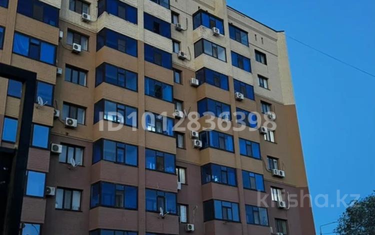 2-комнатная квартира · 71 м² · 9 этаж, мкр 5, Ж.Тлепбергенова 80 — Сдается уютная и просторная двухкомнатная квартира с мебелью и всей необходимой бытовой техникой для комфортного проживания. Квартира чистая, светлая, с удобной планировкой. Имеются мебель в комнатах и на кухне, холодильник, стиральная машина, плита. Удобное расположение: рядом магазины, остановки общественного транспорта, школы, детские сады и другие объекты инфраструктуры. Квартира готова к заселению. Рассмотрим аккуратных и платежеспособных жильцов. По всем вопросам звоните или пишите. за 230 000 ₸ в Актобе — фото 2