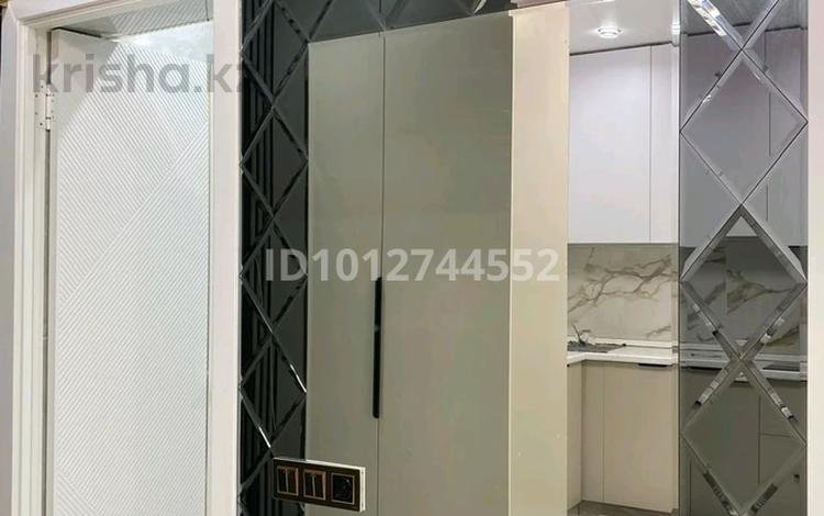 2-комнатная квартира · 38 м² · 1/9 этаж, мкр Кокжиек, жолымбет 65 65 — штраф стоянка за 28 млн ₸ в Алматы, Жетысуский р-н — фото 2