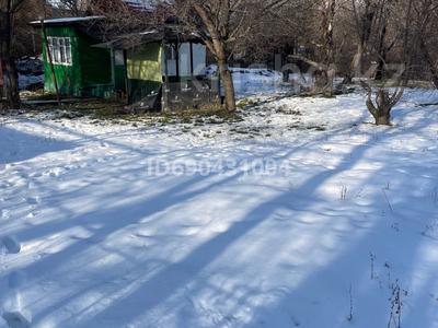 Жер телімі · 8 сотық, Содоводческое товарищество Аксай Азви 13 — Жандосова, бағасы: 40 млн ₸ в Кыргауылдах