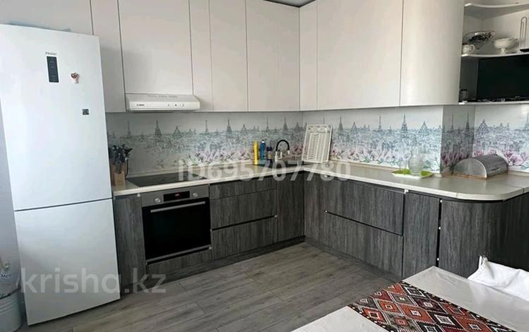 3-комнатная квартира, 95 м², 16/16 этаж помесячно, мкр Юго-Восток, Шахтёров 52а — проспект Шахтёров 52а