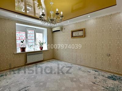 2-бөлмелі пәтер · 64 м² · 2/5 қабат, Нұрсая ш/а., Таумуш жумагалиева 21, бағасы: 240 000 ₸ в Атырау, мкр Нурсая