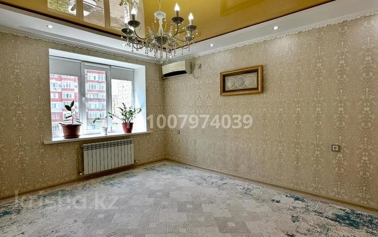2-бөлмелі пәтер · 64 м² · 2/5 қабат, Нұрсая ш/а., Таумуш жумагалиева 21, бағасы: 240 000 ₸ в Атырау, мкр Нурсая — фото 3