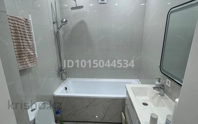 2-комнатная квартира · 63 м² · 9/11 этаж, Роза Багланова 1 за 300 000 ₸ в Астане, Нура р-н — фото 2