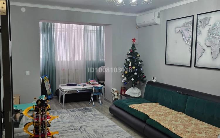 3-бөлмелі пәтер · 110 м² · 3/9 қабат, 10 мкр 25, бағасы: 49 млн ₸ в Аксае — фото 2