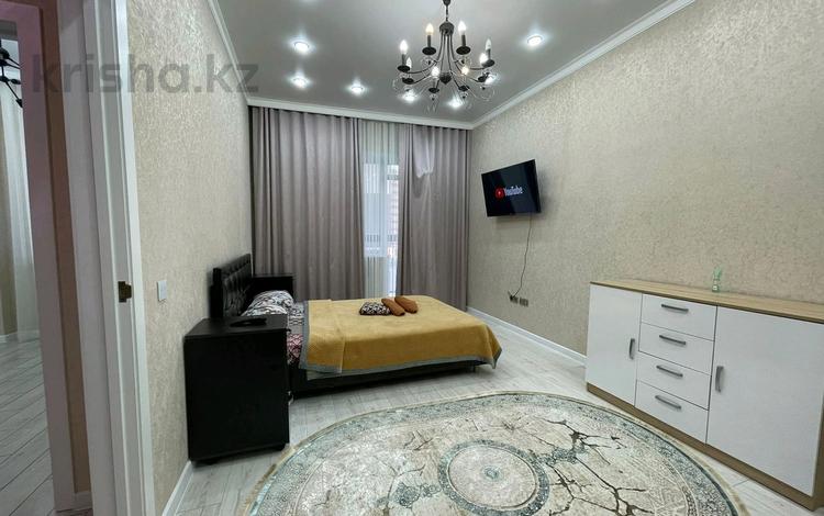 1-комнатная квартира · 55 м² · 2/18 этаж, мкр Новый Город Шахтеров 52б за 12 000 ₸ в Караганде, Казыбек би р-н — фото 2